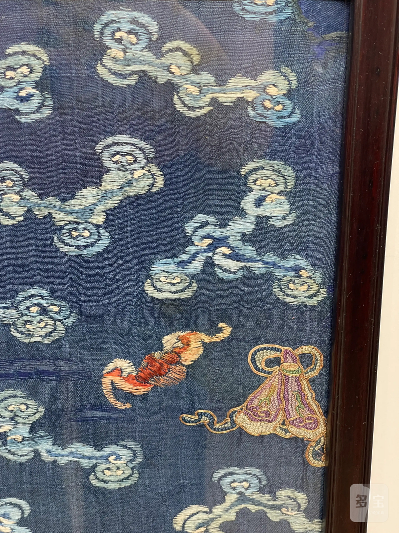 清中期 盘金绣海水江崖升龙纹袍料绣品一对 - 图11